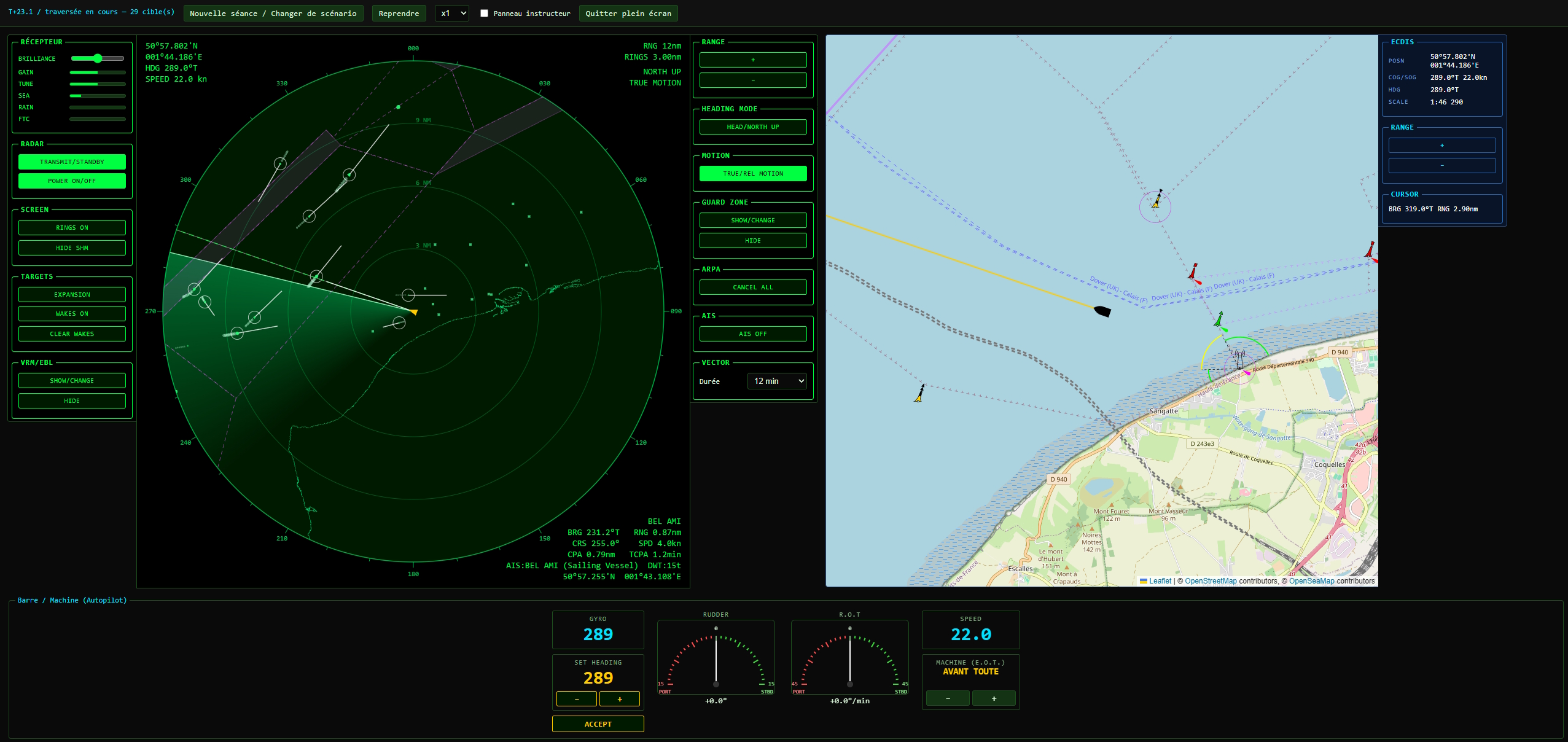 Capture d'écran réelle du simulateur en séance : radar ARPA, ECDIS et poste de barre/machine, cibles acquises